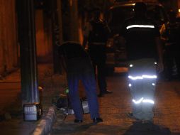 Los dos hombres estaban tirados junto a la banqueta y uno encima del otro y no fueron identificados.  /