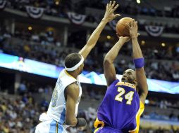 El jugador de Lakers Kobe Bryant (d) es bloqueado en un lanzamiento por Corey Brewer (d), de Nuggets. EFE  /
