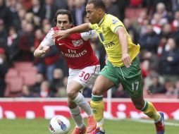 Francis Coquelin (d), del Arsenal, lucha por el balón con Simeon Jackson (i), del Norwich City. EFE  /