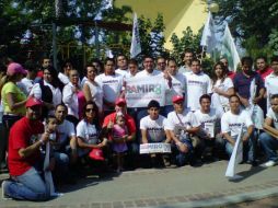 Simpatizantes de Ramiro Hernández durante una pega de ''calcas'' en Guadalajara. ESPECIAL  /