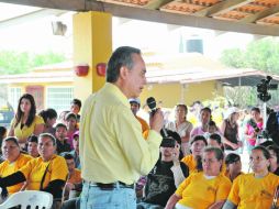 El abanderado del Sol Azteca convivió con simpatizantes en el municipio de Tala.  /