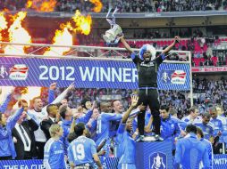 Michael Essien, jugador del Chelsea, levanta la Copa, como parte de la celebración de los Blues. AP  /