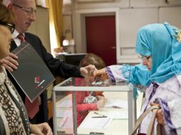 Una ciudadana francesa vota durante la segunda y definitiva vuelta de los comicios presidenciales. EFE  /