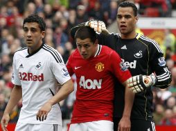 El mexicano Javier ''Chicharito'' Hernández (c) regresó a la titularidad con el conjunto inglés. REUTERS  /