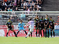 Guillermo Ochoa (centro de azul) tuvo bastante trabajo en el partido ante el ETG. AFP  /