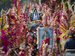 Una esfinge de la Virgen María en el centro de una procesión del Festival de las Flores y las Palmas. EFE  /