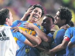 Jugadores de Tigres felicitan a su compañero Hugo Ayala (centro), autor del primer tanto de los regios.MEXSPORT  /