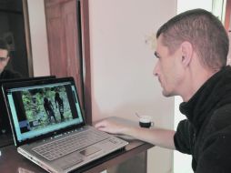 Damien Fellous, fotógrafo francés, mira en una computadora reportajes hechos por Romeo Langlois, su amigo raptado. AFP  /