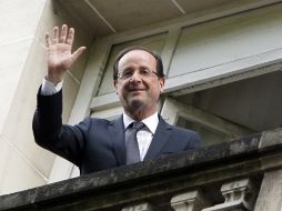 François Hollande saluda a sus simpatizantes, tras su victoria de ayer. AFP  /