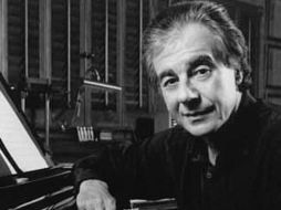 El director de orquesta dice sentirse honrado al recibir un premio como este en la ciudad de la música. ESPECIAL  /