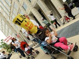Familias hispanas en proceso de deportación se manifestaron hoy frente al edificio del Departamento de Seguridad Nacional. EFE  /