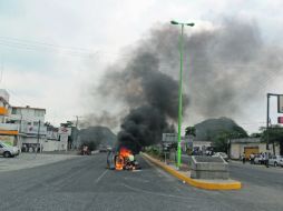 Además de las unidades quemadas, 10 más terminaron con los parabrisas y medallones destruidos. EL UNIVERSAL  /
