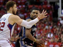 El jugador de los Grizzlies, Rudy Gay (der) protege el balón de la marca de Blake Griffin (izq) de los Clippers. EFE  /