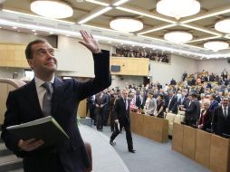 El recién nombrado primer ministro Dmitri Medvédev, saluda tras una sesión en la Cámara de diputados en Moscú. EFE  /