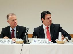 Aristóteles Sandoval Díaz (der) durante el desayuno con miembros de Coparmex-Jalisco, Oscar Benavides (izq), dirigente del organismo.  /