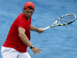 El español se dispone a golpear la pelota durante el entrenamiento que realizó hoy. EFE  /