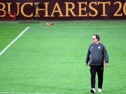 Marcelo Bielsa camina por el campo en el entrenamiento del Athletic de Bilbao en Bucarest. EFE  /