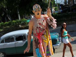 Steven Cohen camina por una calle de La Habana pocos días antes de la inauguración de la XI edición de la Bienal. EFE  /