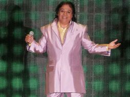 Para despedirse, el Divo de Juárez agradeció al público y reiteró 'gracias a la música y a ustedes'. NOTIMEX  /