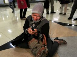 Personas lloran mientras esperan nuevas noticias sobre el avión desaparecido. EFE  /