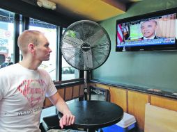 Una persona observa al presidente Obama declarar su respaldo a los matrimonios entre personas del mismo sexo. AP  /