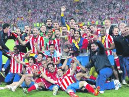Todo el plantel del Atlético festeja la obtención de la Europa League en Bucarest, Rumania. EFE  /