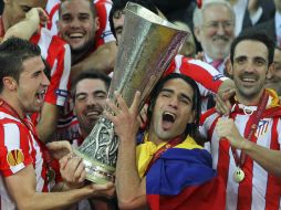 Falcao (c), celebra con sus compañeros el título de campeones de la Europa League tras vencer por 3-0 al Athletic de Bilbao. EFE  /