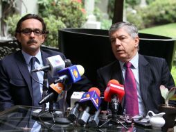 Gabriel Quadri y el expresidente colombiano César Gaviria, durante la reunión con un grupo de observadores electorales. NOTIMEX  /