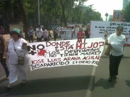 Guadalupe Aguilar y Natividad Guerrero, de Jalisco, asisten a marcha de madres.  /