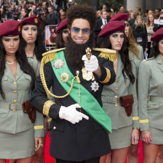 El ''dictador'' Baron Cohen amenaza a Occidente en su estreno en Londres