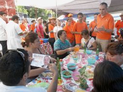 Durante su recorrido, los vecinos le solicitaron intervenir en el tema de seguridad y en los servicios públicos. ESPECIAL  /