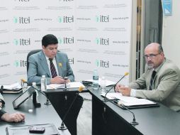 Jorge Gutiérrez y Guillermo Muñoz Franco, durante una sesión del consejo del Itei.  /