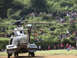 Un helicóptero de rescate momentos antes de despegar para dirigirse al área donde se encuentran los restos del Superjet 100. EFE  /