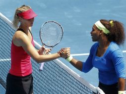 Las tenistas Serena Williams (d) y María Sharapova se dan la mano al finalizar el partido. REUTERS  /