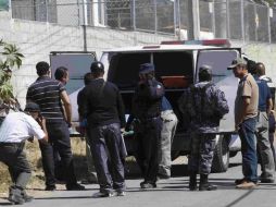 Personal del Instituto Jalisciense de Ciencias Forenses acudió al lugar para realizar los peritajes necesarios.  /