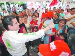 Aristóteles Sandoval saluda a simpatizantes durante su visita a Acatlán de Juárez. ESPECIAL  /