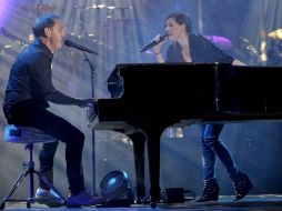 El cantautor Franco de Vita, acompañado de Kika Édgar, durante el concierto. NTX  /