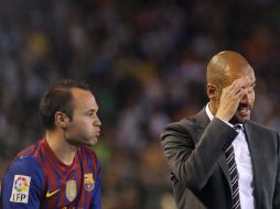 Iniesta y Guardiola fueron captados durante uno de los momentos complicados del partido. AFP  /