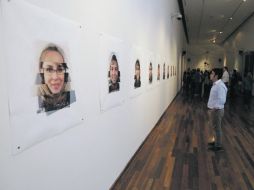 Las imágenes de la exposición ''Imaginando personajes'' llaman la atención de los visitantes.  /
