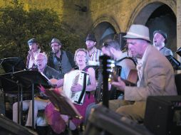 Las melodías emitidas por violines, flautas, cajones, contrabajos y guitarras dieron una noche de calidad a los tapatíos.  /