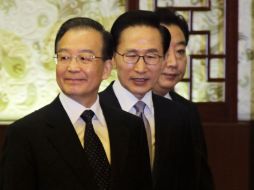 En una cumbre de Beijing, los tres líderes también acordaron un tratado de inversión de tres vías. REUTERS  /