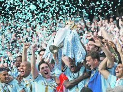 Los jugadores del City levantan el trofeo de campeones, hazaña que no realizaban desde 1968.  /