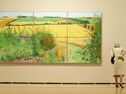 Una mujer comtempla la obra El camino de Thwing (2006) del artista David Hockney en el Museo Guggenheim Bilbao. EFE  /