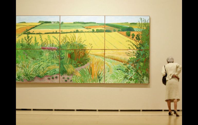 Una mujer comtempla la obra El camino de Thwing (2006) del artista David Hockney en el Museo Guggenheim Bilbao. EFE  /