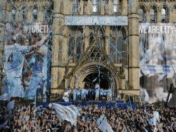 La ruidosa afición esperaba desde primera hora de la tarde a sus héroes en la plaza de Albert Square. REUTERS  /