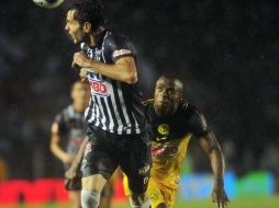 El jugador del América, Christian Benítez, durante la semifinal del Torneo Clausura 2012. EFE  /