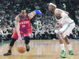 El líder de los Sixers de Filadelfia, Iguodala (9) intenta meterse a la pintura ante la marca del guardia de los Celtics, Pierce. EFE  /