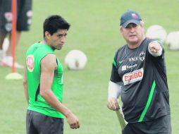 Osorio escucha indicaciones del técnico, Víctor Manuel Vucetich. El timonel rayado ha ganado las 12 finales que ha disputado. MEXSPORT  /