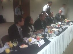 Enrique Alfaro se reunió con miembros del Consejo de la Moda en la Expo Guadalajara.  /