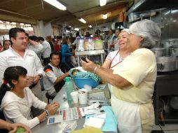 Aristóteles convivió con comerciantes del mercado de Santa Tere, en donde escuchó propuestas para mejora del mismo. ESPECIAL  /